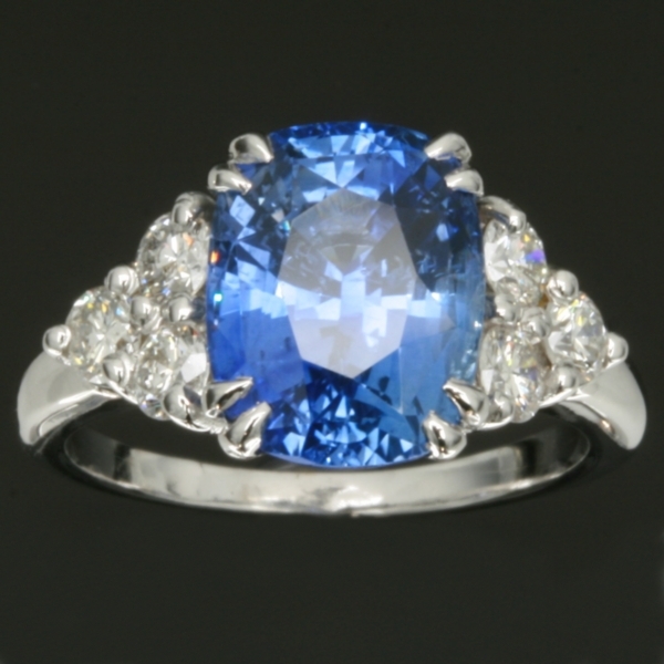Truly magnificent Ceylon sapphire diamond engagement ring anniversary ring