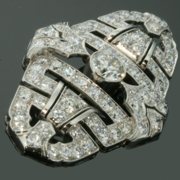 Decorative Art Deco Fifties platinum brooch filled with high quality diamonds