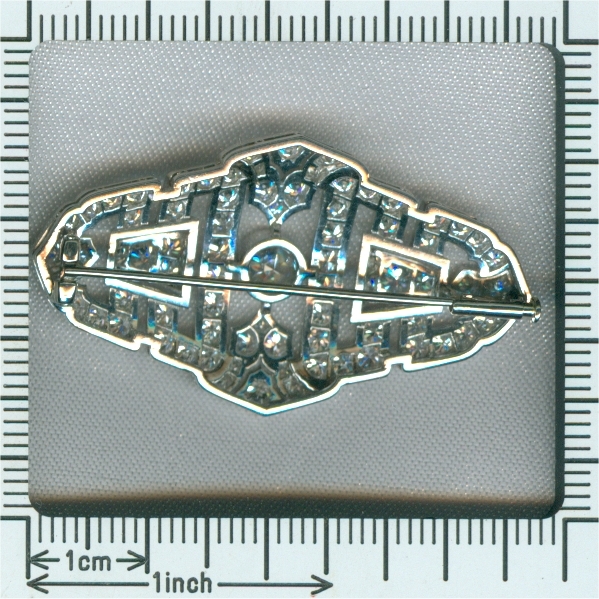 Decorative Art Deco Fifties platinum brooch filled with high quality diamonds