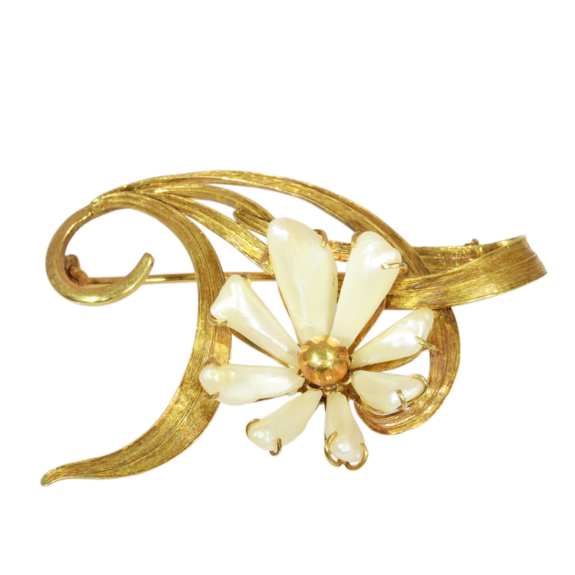 Art Nouveau Flower Brooch with Dogtooth Pearls, circa 1900 in 18ct Gold